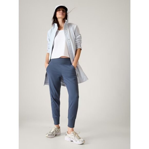 New ATHLETA 2X RainOut Sutro Long Trench in Snowfall Blue - Picture 9 of 11